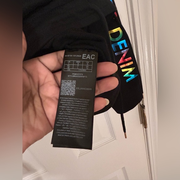 Guess Crop Sweatshirt - Picture 15 of 16